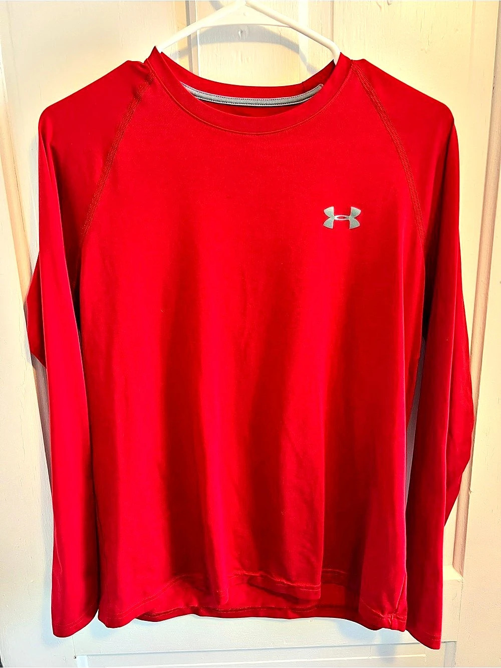 Under Armour HeatGear Loose Long Sleeve Shirt Red Small Like New